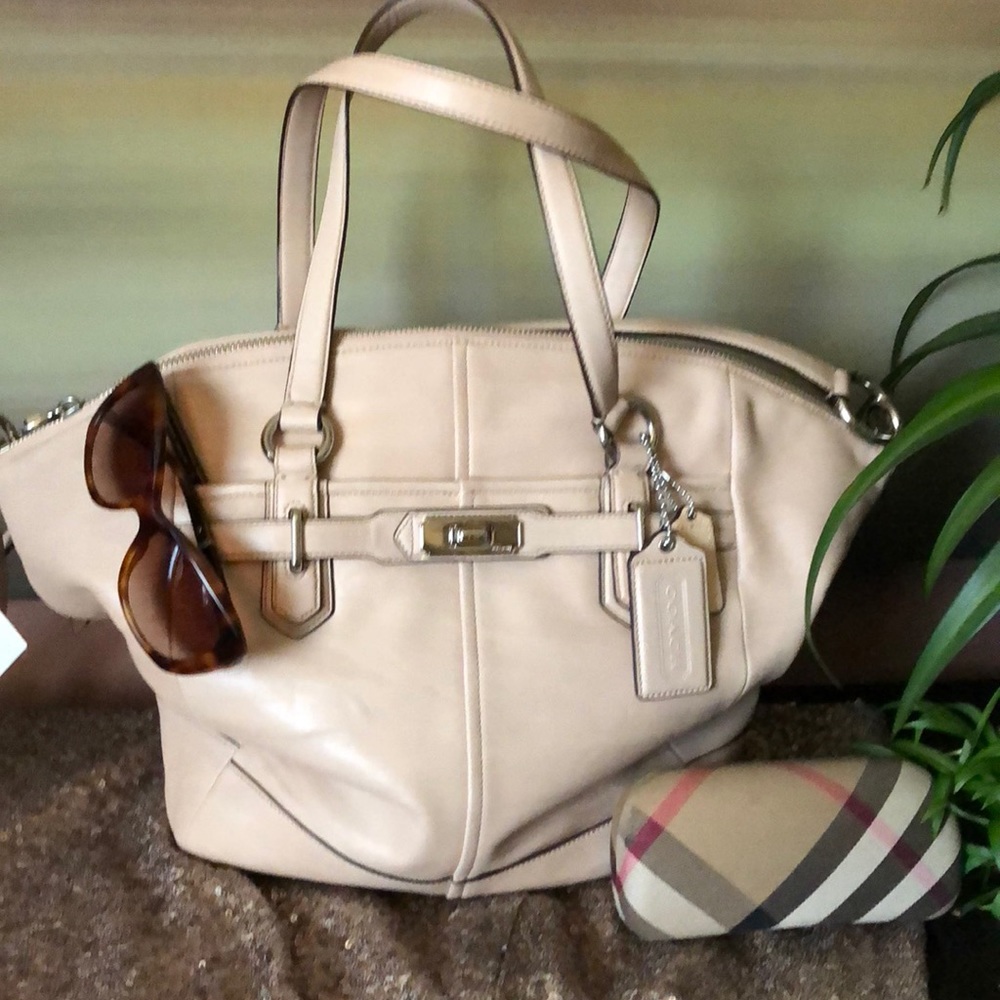 Auth.Coach Large beautiful leather cross over